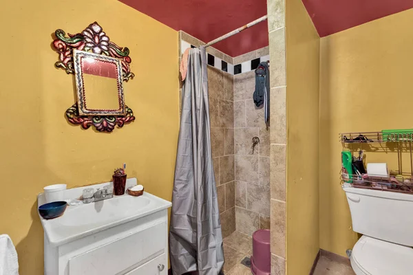 Interior Cuarto Baño Con Paredes Amarillas —  Fotos de Stock