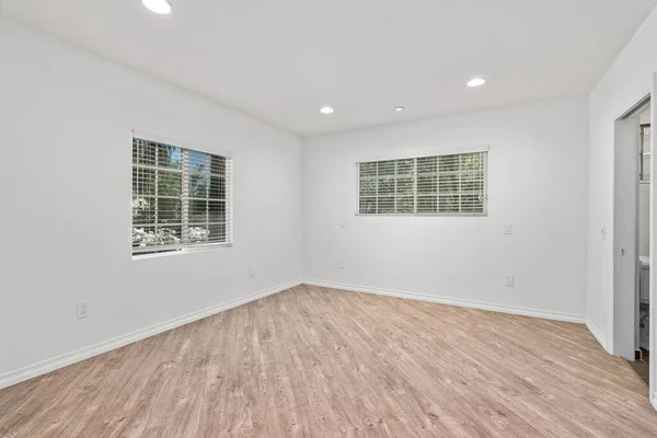 Interior Novo Apartamento Com Paredes Brancas Piso Madeira — Fotografia de Stock