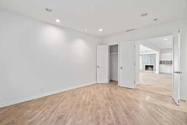 Salon Blanc Vide Avec Des Murs Lumineux Dans Nouvel Appartement — Photo