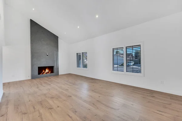 窓と木製の床のある部屋付きの空のインテリアアパート 3Dレンダリング — ストック写真