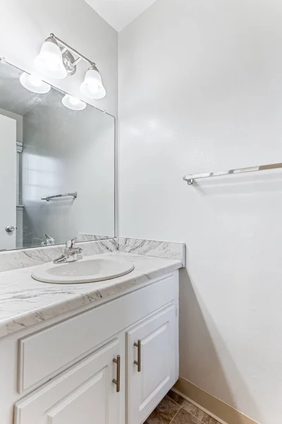 Beyaz Lavabosu Olan Modern Bir Banyo Oluşturma — Stok fotoğraf