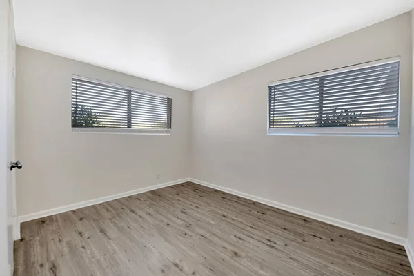 有白色墙壁和木制地板的空房间 3D渲染 — 图库照片