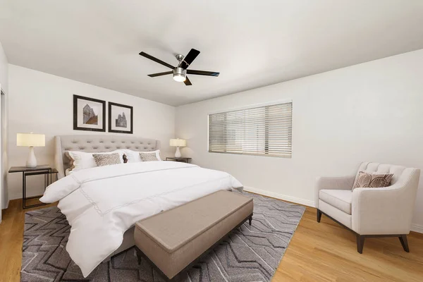 有白色墙壁和木制地板的现代卧室的内部 3D渲染 — 图库照片