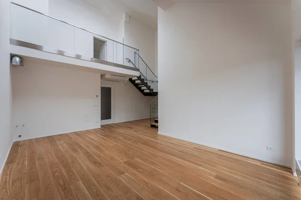 白い壁と木製の床を持つ現代のアパートのインテリア — ストック写真