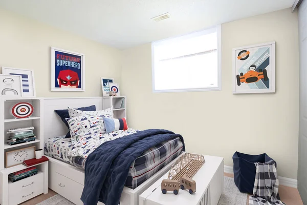 Interiör Ett Modernt Sovrum För Pojke Med Ett Litet Fönster — Stockfoto