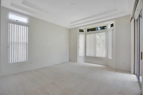 Modernes Appartement Zimmer Mit Weißen Wänden Und Fenstern Des Hauses — Stockfoto