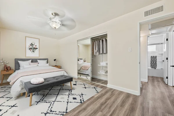 大きな木製の家具付きの白い寝室のインテリア — ストック写真