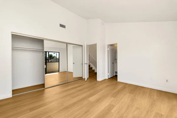 白い壁と木製の床を持つ現代的な空のアパートのインテリア 3Dレンダリング — ストック写真