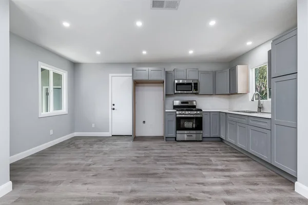 Innenraum Einer Modernen Leeren Küche Mit Weißen Wänden Und Holzboden — Stockfoto