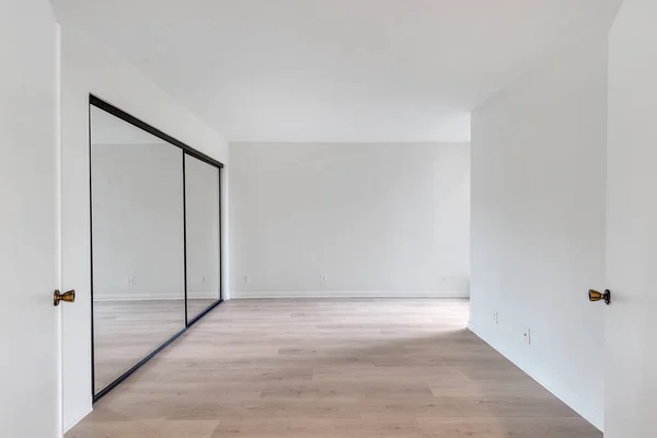 有白色墙壁和木制地板的空房间 3D渲染 — 图库照片