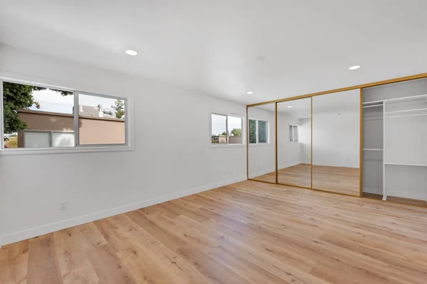 白い壁を持つ空の近代的な家のインテリア 3Dレンダリング — ストック写真