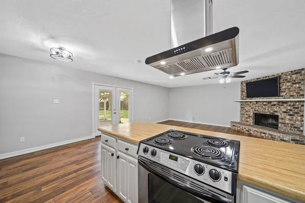 白い壁と木製の床とモダンなキッチンのインテリア 3Dレンダリング — ストック写真