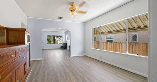 現代的な内装の空のアパート木製の床 3Dレンダリング — ストック写真