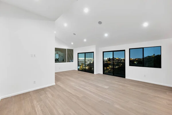 木製の床と寄木細工のある空のアパートの内部 3Dレンダリング — ストック写真