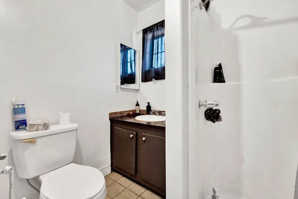 有窗户的现代化浴室的内部 3D渲染 — 图库照片