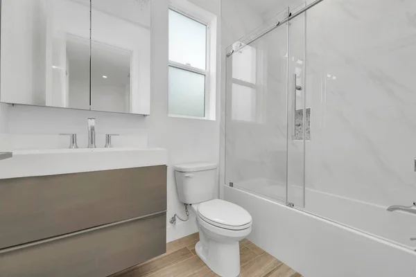 Modernes Badezimmer Mit Weißen Wänden Und Waschbecken Darstellung — Stockfoto