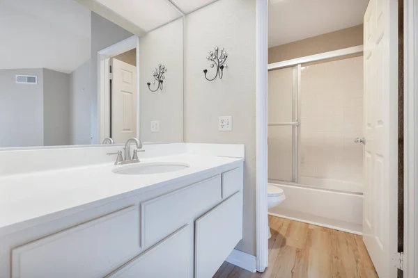一个有白色水槽的现代化浴室的内部 3D渲染 — 图库照片