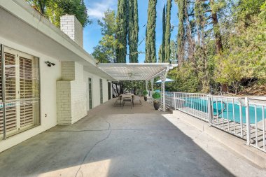 Su havuzu ve bahçesi olan modern bir ev. 3d oluşturma 