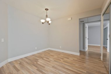 Beyaz duvarları, zemini, parkesi ve tavanı olan boş bir oda. 3d oluşturma   