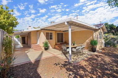 Bahçede yeni bir ev. 3d oluşturma 