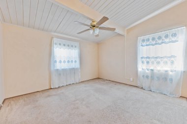 Modern bir apartman dairesi ve yerde halı.