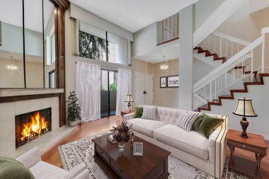 İçinde şömine ve ahşap zemin olan modern bir oturma odası.