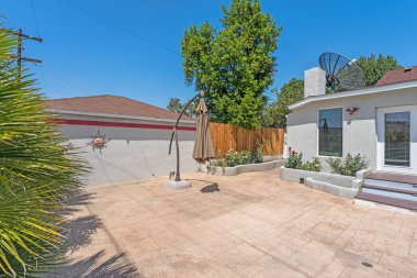 Bahçesi ve mavi gökyüzü olan güzel lüks bir ev.