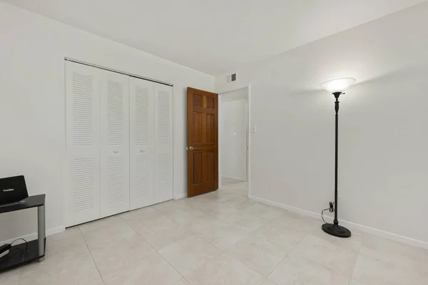 现代室内空气中的白色房间 3D渲染 — 图库照片