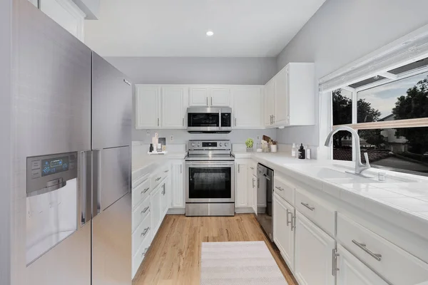 Modern Keukeninterieur Met Witte Muren Een Groot Raam Destructie — Stockfoto