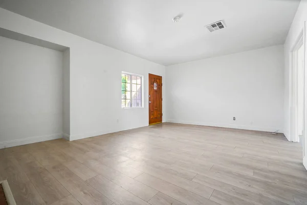 Lege Kamer Met Witte Muren Vloer Parket Plafond Destructie — Stockfoto