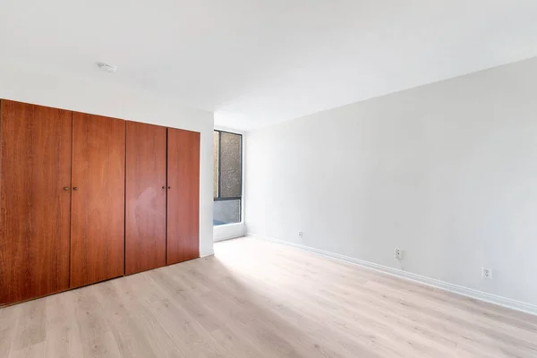 白い壁と木製の床を持つ空の部屋 3Dレンダリング — ストック写真