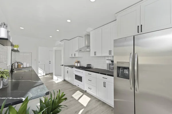 Beyaz Duvarlı Modern Mutfak Oluşturma — Stok fotoğraf