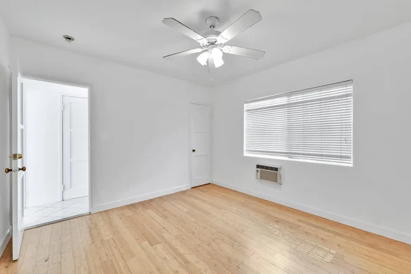 Interior Apartamento Moderno Com Paredes Brancas Piso Madeira — Fotografia de Stock
