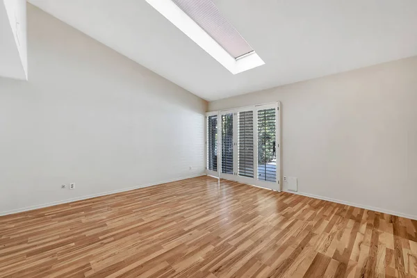 Leerer Raum Mit Weißen Wänden Und Holzboden — Stockfoto