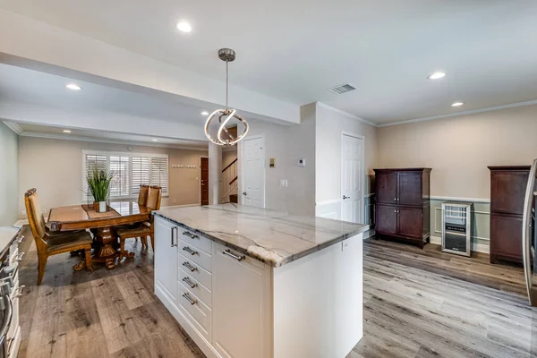 木製の床と白い壁でキッチンインテリア — ストック写真