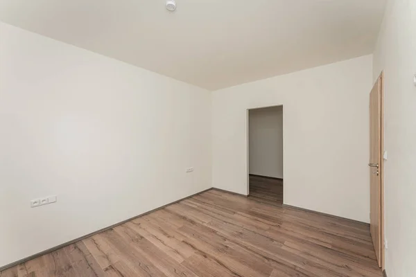 Pusty Pokój Białymi Ścianami Drewnianą Podłogą — Zdjęcie stockowe