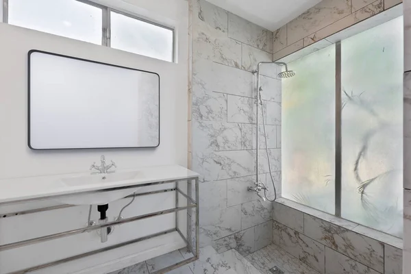 Wnętrza Nowoczesnej Łazienki Umywalką Prysznicem — Zdjęcie stockowe
