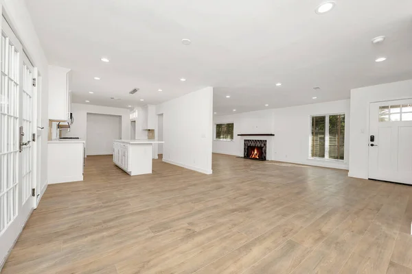 Interior Apartamento Moderno Com Grandes Paredes Brancas Piso Madeira — Fotografia de Stock