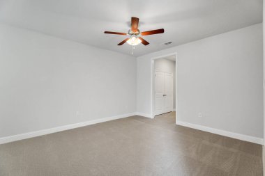 Lüks konağın modern ve tamamen beyaz mobilyasız iç mekanı. ABD