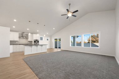 Lüks konağın modern ve tamamen beyaz mobilyasız iç mekanı. ABD