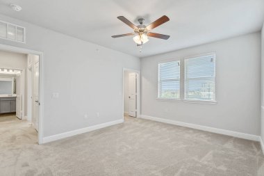 Lüks konağın modern ve tamamen beyaz mobilyasız iç mekanı. ABD