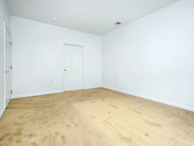 Lüks konağın modern ve tamamen beyaz mobilyasız iç mekanı. ABD