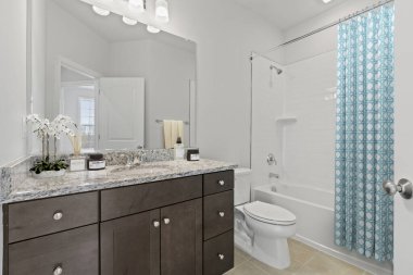 3D görüntüleme. Güzel beyaz fayanslı modern banyo.