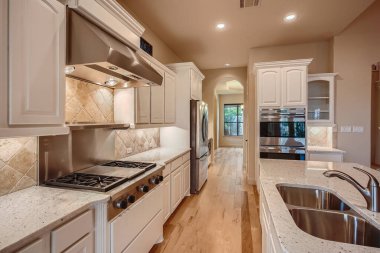 Modern evde yeni mutfak tasarımı. 3d oluşturma