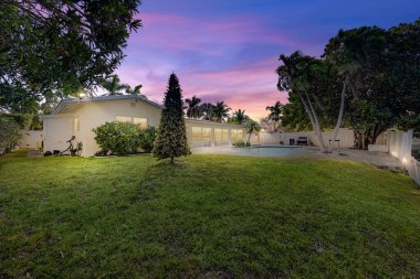 Güzel bir aile evinin dışında. 3d oluşturma