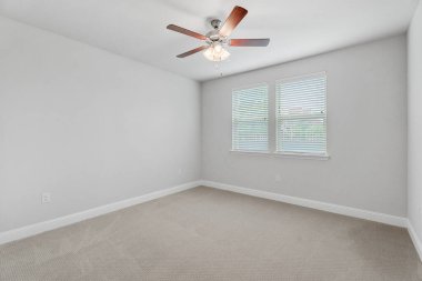 Boş ve mobilyasız yeni bir daire, beyaz duvarlı büyük boş bir yatak odası, büyük parlak pencereler. İçeride kimse yok. Kaliforniya, ABD - 2023