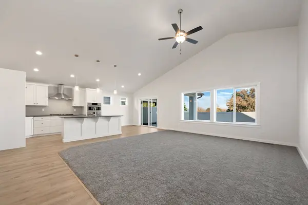 Lüks konağın modern ve tamamen beyaz mobilyasız iç mekanı. ABD