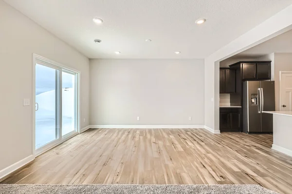 木製の床のある空のモダンなリビングルーム — ストック写真