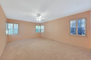    Lüks konağın modern ve tamamen beyaz mobilyasız iç mekanı. 2023            