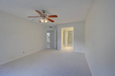    Lüks konağın modern ve tamamen beyaz mobilyasız iç mekanı. 2023            